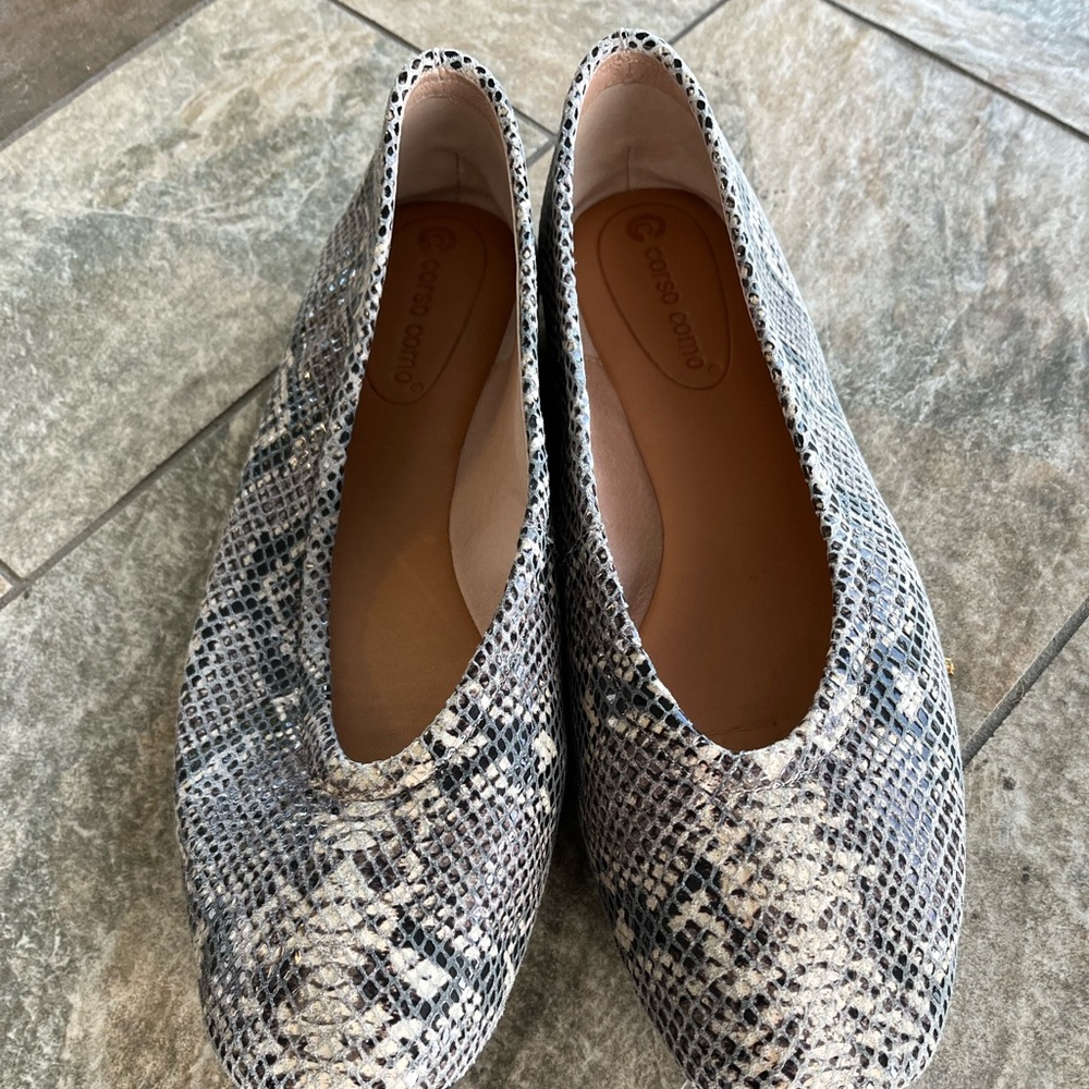 Super cute super comfortable, snake skin print flats